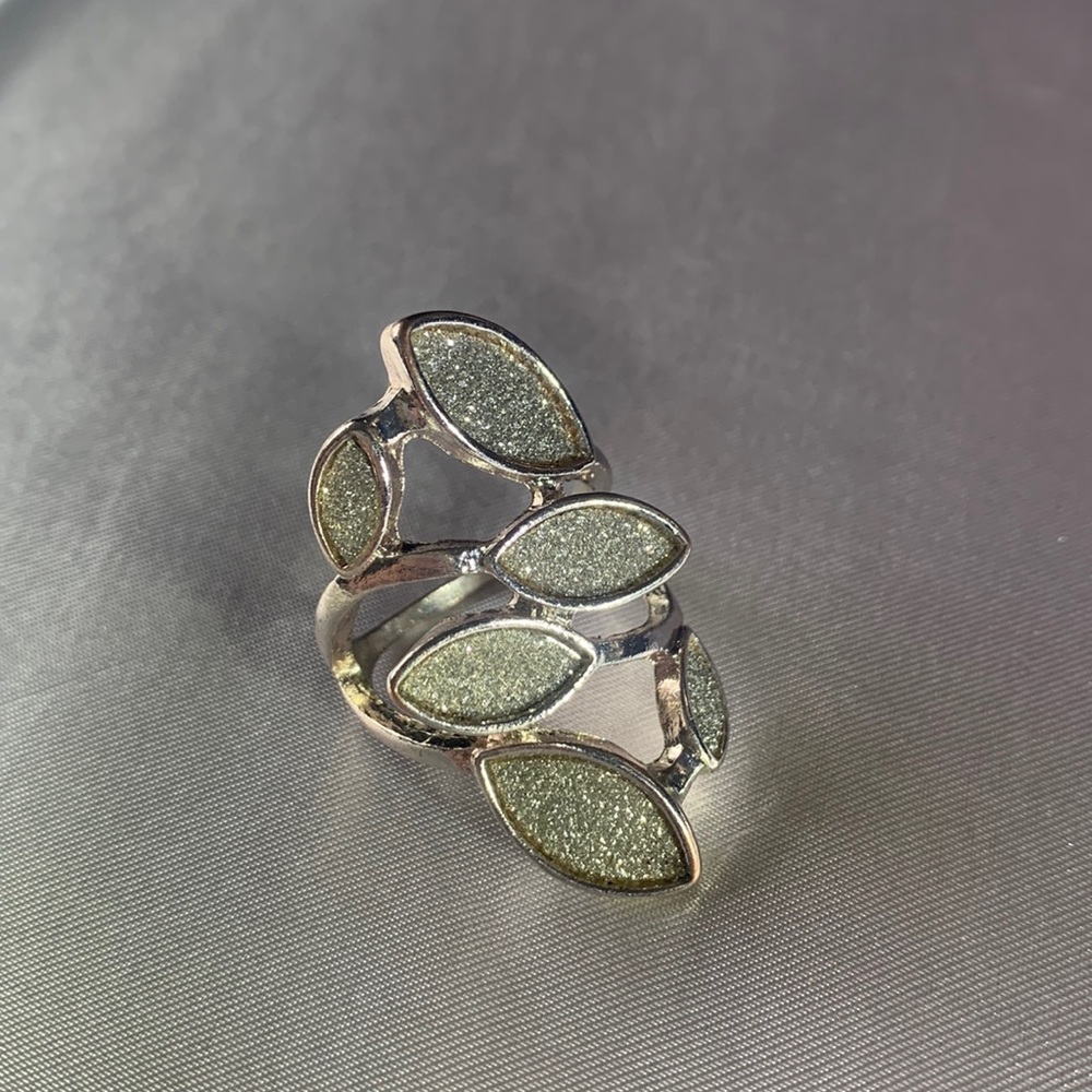 Size 8 Sparkly Leaf Ring
